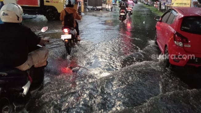 Sepeda Motor Nekat Terobos Banjir, Ini Risikonya...