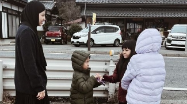 Potret Desta dan ketiga anaknya berlibur ke Jepang.  (Instagram/natasharizkynew)