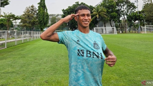 Pemain Bhayangkara FC Osvaldo Haay berpose setelah mengikuti wawancara dan menjalani latihan di Lapangan B Komplek Stadion Utama Gelora Bung Karno, Jakarta, Kamis (4/1/2024). (ANTARA/RAUF ADIPATI)