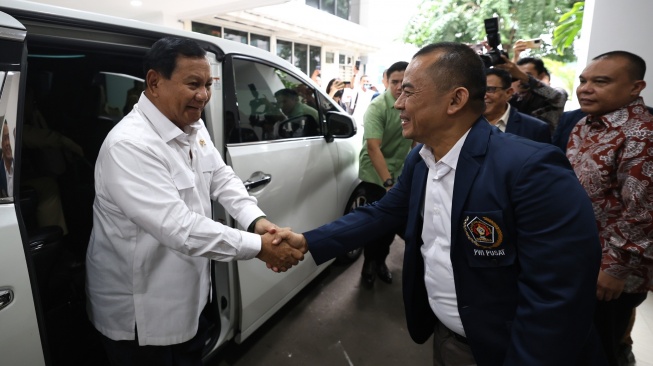 Prabowo Hadir Penuhi Undangan PWI dan Lepaskan Pin Menhan Saat Tiba di Gedung Pers