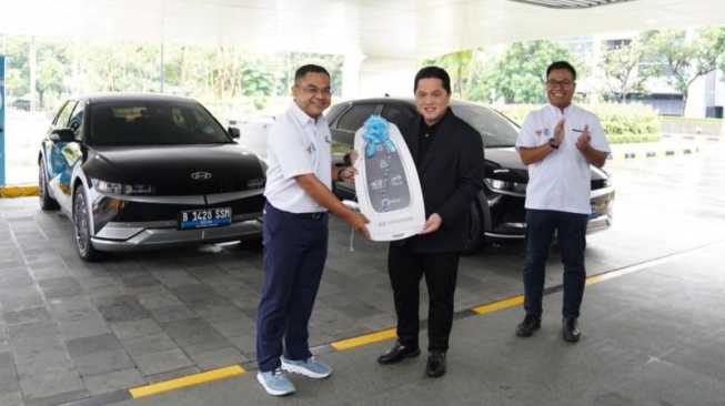 Erick Thohir Serahkan EV  Pejabat BUMN, Adopsi Energi Hijau Siap Diperluas untuk Sektor Ini