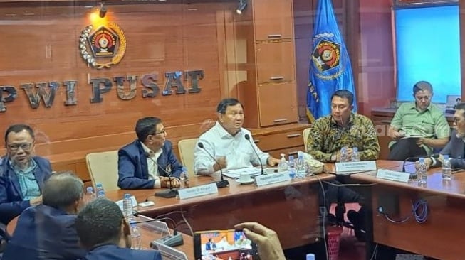 Calon presiden (capres) nomor urut 2, Prabowo Subianto saat berdiskusi bareng PWI Pusat di Jakarta, Kamis (4/1/2024). (Suara.com/Novian)