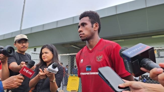 Pemain timnas Indonesia U-19 Iqbal Gwijangge seusai menjalani latihan timnas Indonesia U-19 di Lapangan A, Komplek Gelora Bung Karno, Kamis (04/01/2023). (ANTARA/FAJAR SATRIYO)