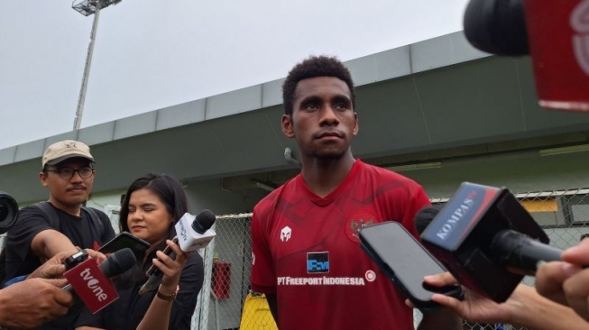 Pemain timnas Indonesia U-19 Iqbal Gwijangge seusai menjalani latihan timnas Indonesia U-19 di Lapangan A, Komplek Gelora Bung Karno, Kamis (04/01/2023). (ANTARA/FAJAR SATRIYO)