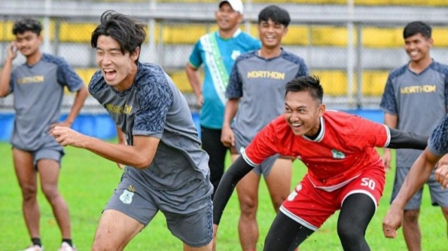 Pemain PSMS saat menggelar latihan jelang laga melawan Persiraja di stadion Baharoeddin Siregar, Sabtu (6/1) (ANTARA/Juraidi)