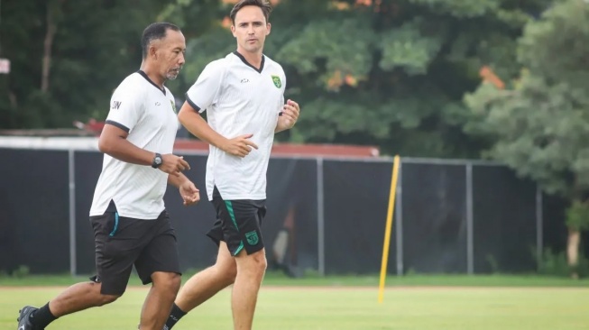 Pelatih Persebaya Paul Munster (kanan) bersama asisten pelatih Uston Nawawi (kiri) berlari bersama saat latihan tim di Lapangan Thor Surabaya, Kamis (4/1/2024). ANTARA/Rizal Hanafi