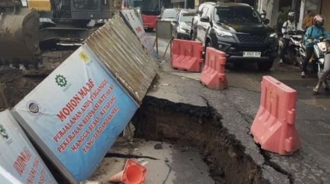 Hati-hati! Aspal Jalan Gajah Mada Jakbar Ambles Diduga Karena Galian Relokasi Kabel