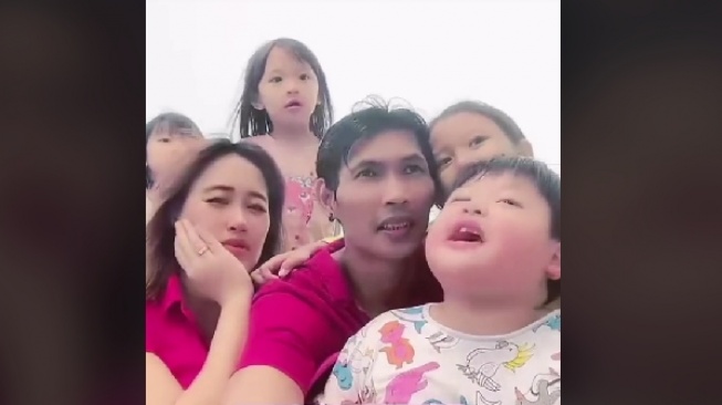 Arya Khan dan anak-anak Pinkan Mambo. (TikTok)