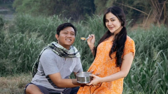 Unik! Ini 6 Pemotretan Denny Caknan dan Bella Bonita di Kebun Pisang