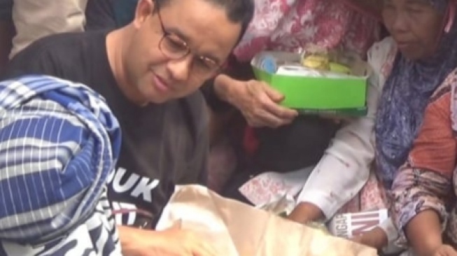 Anies Makan Nasi Padang Dikelilingi Emak-emak, Publik: Jangan Sampe Andre Rosiade Tau