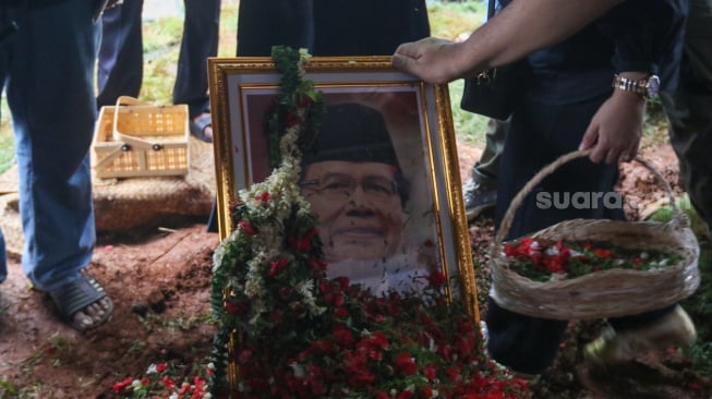 Kerabat dan saudara mentabur bunga di makam Menteri Koordinator Bidang Maritim dan Sumber Daya Indonesia, Rizal Ramli di TPU Jeruk Purut, Jakarta, Kamis (4/1/2024). [Suara.com/Alfian Winanto]