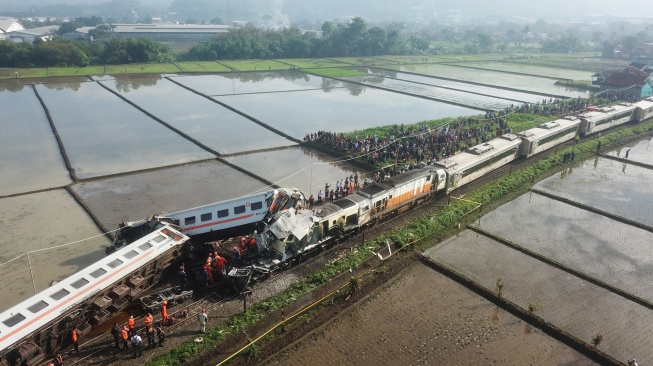 Foto udara kereta api lokal Bandung Raya yang bertabrakan dengan kereta api Turangga di Cicalengka, Kabupaten Bandung, Jawa Barat, Jumat (5/1/2024). [ANTARA FOTO/Raisan Al Farisi/YU]