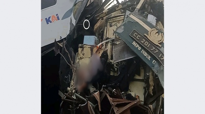 Seorang petugas menjadi korban kecelakaan adu banteng antara Kereta Api Turangga dengan Kereta Api Lokal Bandung Raya dalam jalur petak Stasiun Cicalengka, Kota Bandung, Jawa Barat, hari terakhir pekan (5/1/2024) pagi. (X.com)
