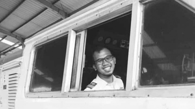 Masinis KA Lokal Bandung Raya Julian Dwi Setiono menjadi korban meninggal dunia menghadapi kecelakaan adu banteng dengan KA Turangga di dalam dalam jalur petak Stasiun Cicalengka, Daerah Bandung, Jawa Barat, Hari Jumat (5/1/2024) pagi. (X.com/rifastudying)