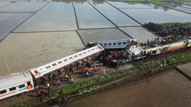 Foto udara kereta api lokal Bandung Raya yang bertabrakan dengan kereta api Turangga di Cicalengka, Kabupaten Bandung, Jawa Barat, Jumat (5/1/2024). [ANTARA FOTO/Raisan Al Farisi/YU]