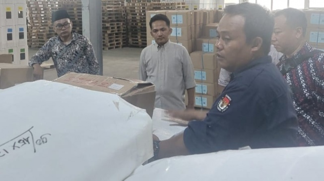 KPU Kota Depok Temukan 200 Kotak Suara Rusak Sebelum Didistribusikan