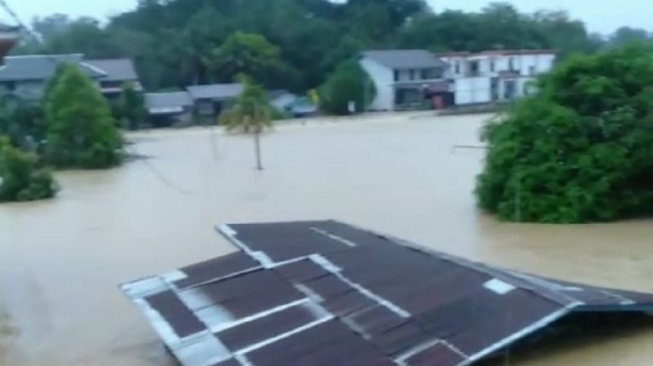 Bencana Banjir Lumpuhkan Desa Nanga Tepuai, Kapuas Hulu: BPBD Kerahkan Tim untuk Evakuasi