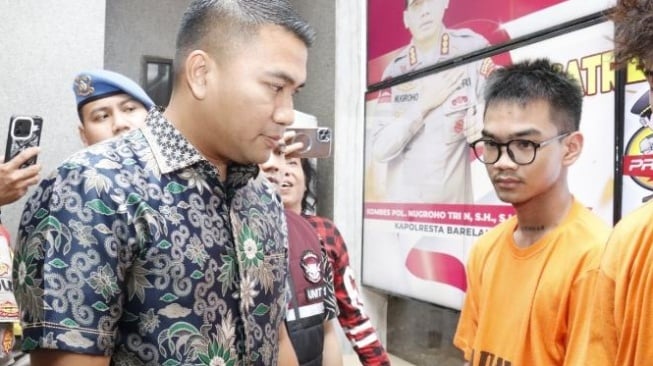 Pakai Baju Tahanan, Ini Tampang Satria Mahathir Usai Ditangkap Polisi Kasus Pengeroyokan Anak Anggota DPRD