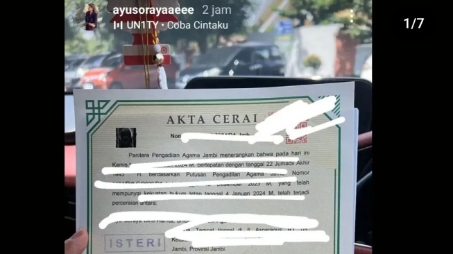 Ayu Soraya pamer akta cerai dengan Ko Apex (Instagram/@lambe__danu)