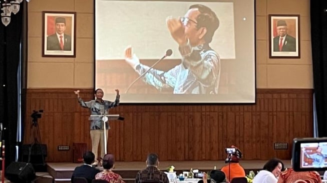 Menko Polhukam Mahfud MD menghadiri acara 'Syukur Awal Tahun Persekutuan Gereja-Gereja di Indonesia' di Graha Oikoumene, Salemba, Jakarta Pusat pada Jumat (5/1/2023). [Suara.com/Yaumal]