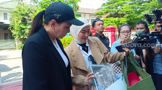 Marissya Icha dan Fitri Salhuteru hendak menjenguk Medina Zein di Lapas kelas IIA Pondok Bambu, Jakarta Timur, Jumat (5/1/2024) [Suara.com/Rena Pangesti]