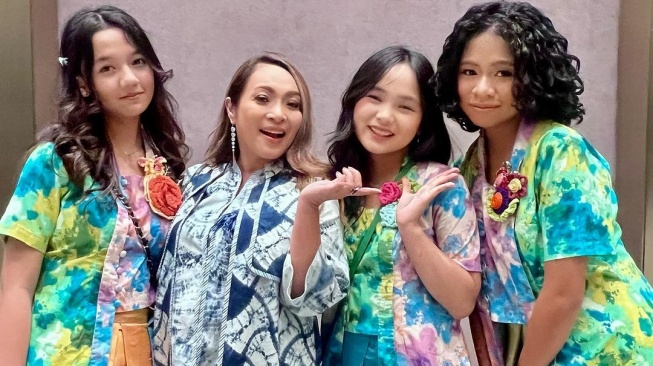 Rieka Roslan bersama grup vokal Svaragita. [Instagram]