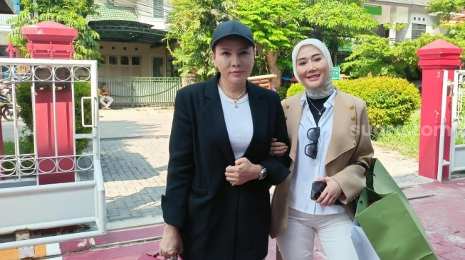 Marissya Icha dan Fitri Salhuteru hendak menjenguk Medina Zein di Lapas kelas IIA Pondok Bambu, Jakarta Timur, Jumat (5/1/2024) [Pahami.id/Rena Pangesti]