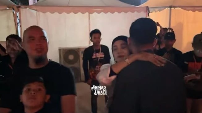 Al Ghazali peluk dan cium Mulan Jameela (YouTube/Ahmad Dhani Dalam Berita)