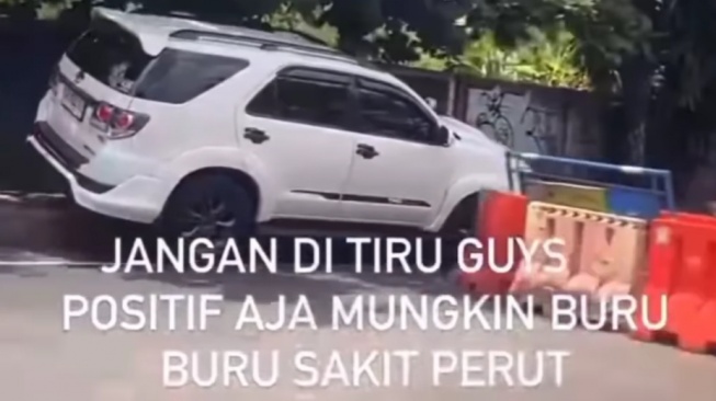 Viral Video Mobil Terobos Trotoar di Bali, Netizen: Mungkin Sakit Perut