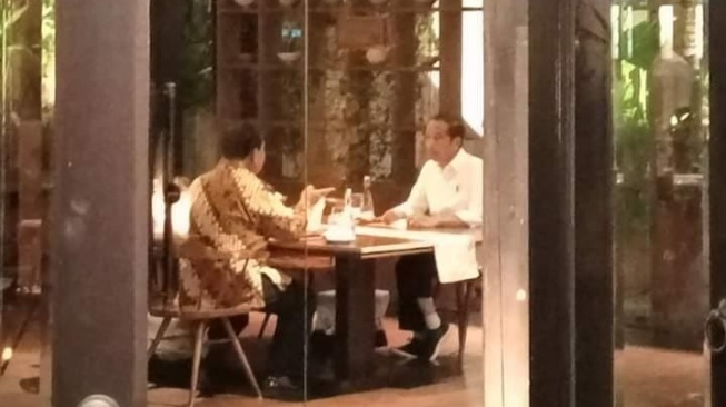 Presiden Joko Widodo atau Jokowi melakukan malam bersama atau dinner bersama Capres nomor urut 2 Prabowo Subianto. (ist)