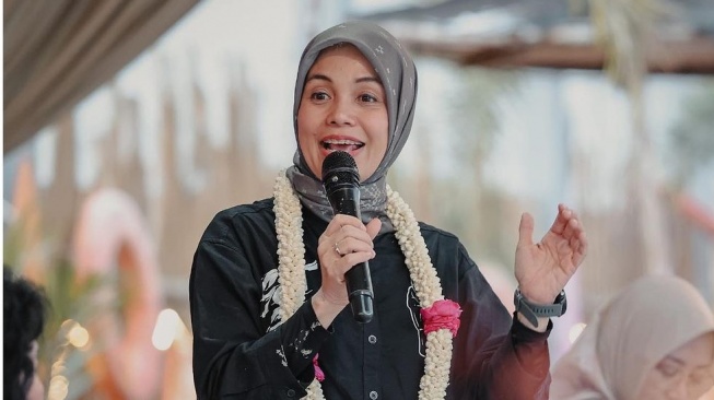 Siti Atikoh membuat tutorial Bahasa Ngapak