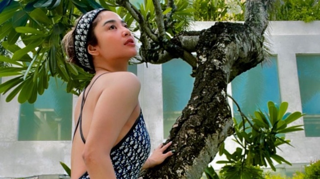 Potret Seksi Dewi Perssik di Bali.  (Instagram/dewiperssik9)