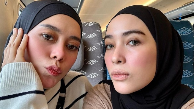 Potret Seru Lesti Kejora dan Hamidah Rachmayanti Naik Kereta Cepat. (Instagram/lestikejora)