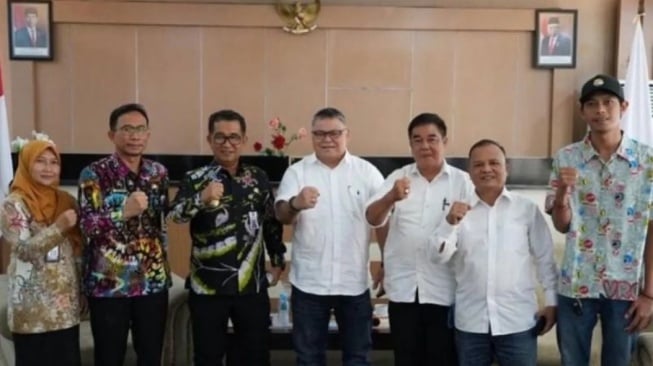 Pj Gubernur Kaltim Akmal Malik bersama Pengurus Harian Dewan Pertahanan Adat Dayak Kutai Banjar. [ANTARA]