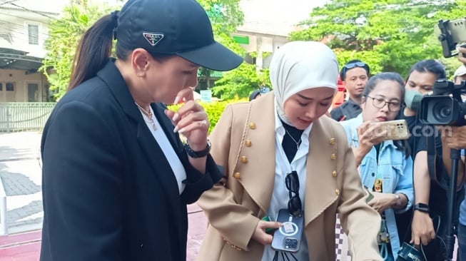 Marissya Icha dan Fitri Salhuteru hendak menjenguk Medina Zein di Lapas kelas IIA Pondok Bambu, Jakarta Timur, Jumat (5/1/2024) [Suara.com/Rena Pangesti]