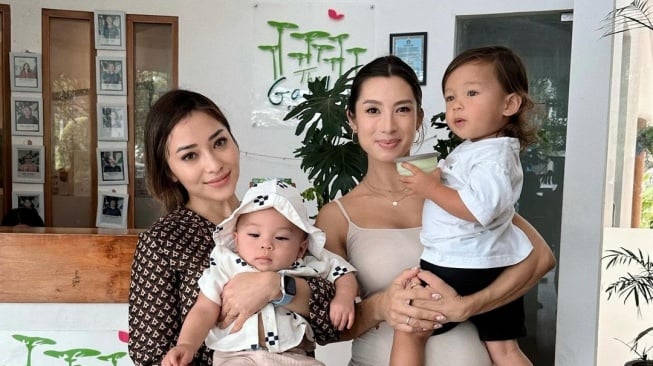 Adu Gaya Nikita Willy vs Jennifer Bachdim Saat Momong Anak, Kini Bersatu Yoga Bareng Sampai Bikin Warganet Panik