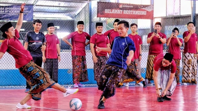 Main Futsal Sarungan Bareng Gus se-Jawa, Nama di Jersey Gibran Curi Perhatian