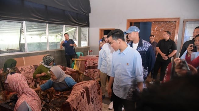 Dengar Curhat Pelaku UMKM di Pusat Batik Trusmi, Gibran Janjikan Soal Perizinan hingga Peralatan