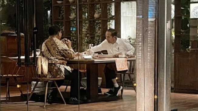 Makan Malam Berdua, Ini Makna di Balik Outfit Batik Prabowo Subianto vs Kemeja Putih Jokowi