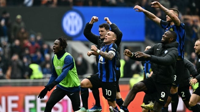 Para pemain Inter Milan melakukan selebrasi menyusul kemenangan lawan Hellas Verona pad laga Liga Italia di Giuseppe Meazza, Milan, Italia, Sabtu (6/1/2024) malam WIB. [GABRIEL BOUYS / AFP]