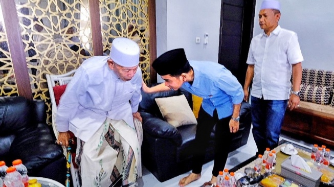 Gibran Dapat Sambutan Hangat Saat Sowan ke Ayip Thohir Cirebon, Minta Doa agar Urusan Dilancarkan