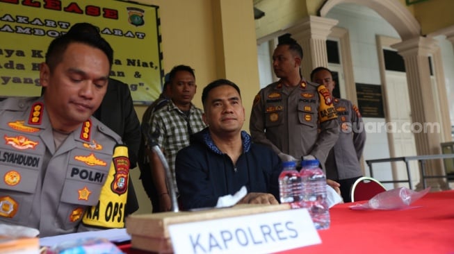 Saipul Jamil beri keterangan usai ditangkap polisi di Polsek Tambora, Jakarta Barat, Sabtu (6/1/2024) [Suara.com/Rena Pangesti]