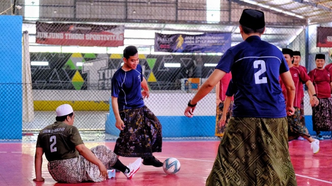 Aksi cawapres nomor urut 2, Gibran Rakabuming Raka saat bermain futsal dengan gus se-Pulau Jawa di Cirebon, Jawa Barat, Sabtu (6/1/2024). (Dok. Tim Media Gibran)