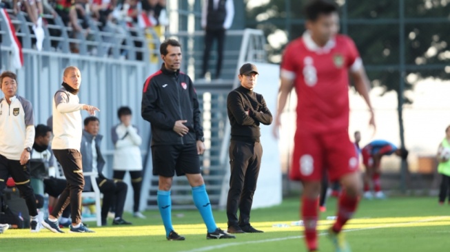 Pelatih Timnas Indonesia, Shin Tae-yong (tengah) mengamati permainan timnya pada laga uji coba kontra Libya di Antalya, Turki, Jumat (5/1/2024) malam WIB. [dok. PSSI]