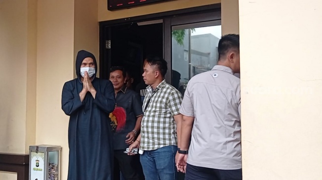 Saipul Jamil hendak bersaksi dalam rilis kasus narkoba yang menjerat asistennya di Polsek Tambora, Jakarta Barat, Sabtu (6/1/2023). [Pahami.id/Rena Pangesti]