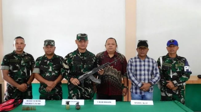 Eks Kombatan GAM Serahkan Senjata AK 47 dan Granat ke Kodim Aceh Tamiang