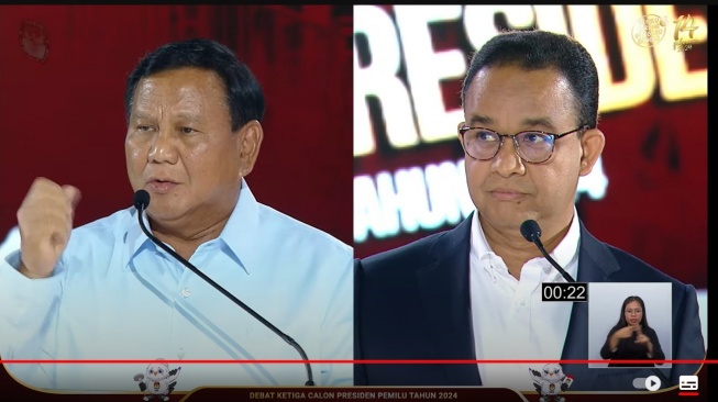 Capres nomor urut 1, Anies Baswedan dan capres nomor urut 2, Prabowo Subianto dalam debat capres di segmen pertama. (YouTube/KPU RI)