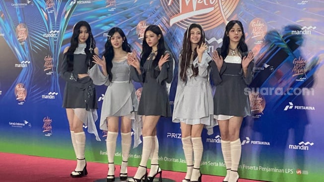 Girlband NewJeans di red carpet Golden Disc Awards yang digelar di Jakarta International Stadium, Sabtu (6/1/2024). [Suara.com/Tiara Rosana]