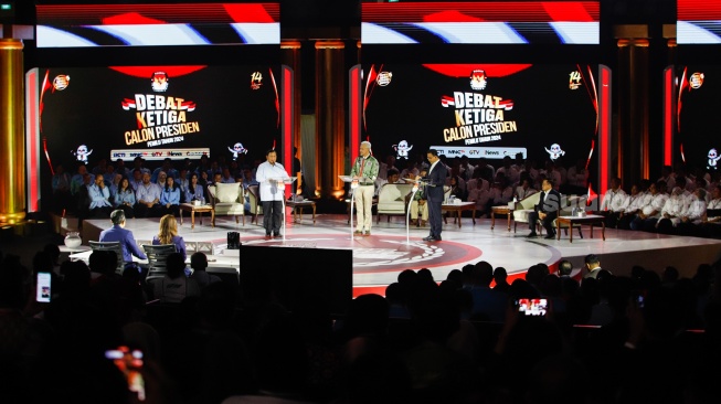 Suasana Ketiga Calon Presiden (Capres) saling beradu gagasan saat Debat Capres Ketiga di Istora Senayan, Jakarta, Minggu (7/1/2024). [Suara.com/Alfian Winanto]