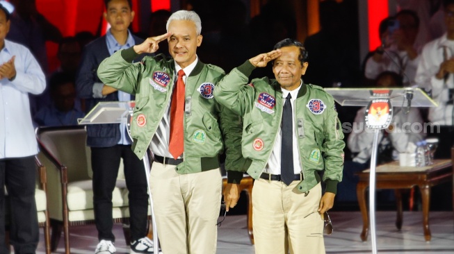 Pasangan Capres dan Cawapres nomor urut tiga, Ganjar Pranowo (kiri) dan Mahfud MD (kanan) saat Debat Capres Ketiga di Istora Senayan, Jakarta, Minggu (7/1/2024). [Suara.com/Alfian Winanto]